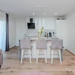 Апартаменты Coastal *